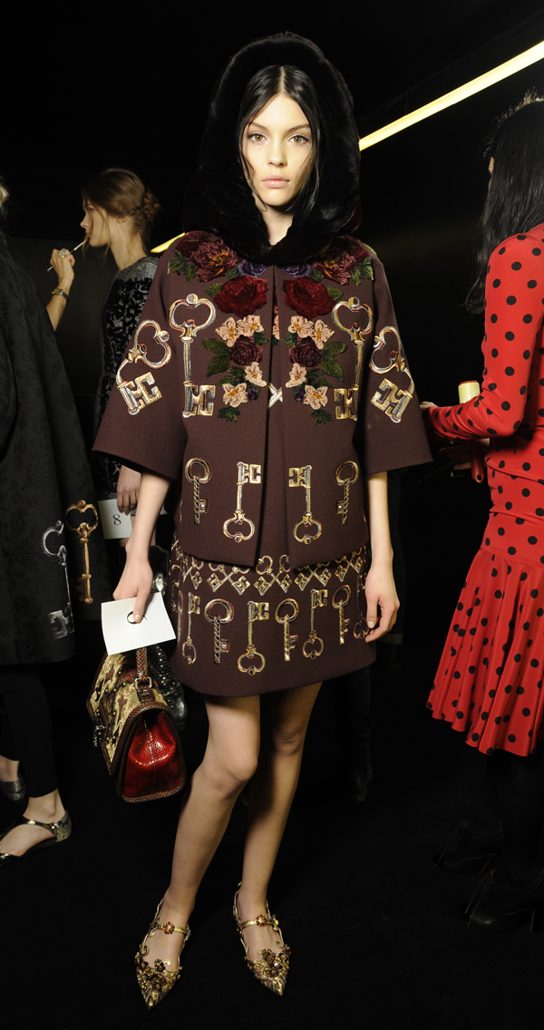 04-Dolce-and-Gabbana-fall-winter-2014-2015-womens-fashion-show-embroidery-details