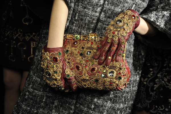 14-Dolce-and-Gabbana-fall-winter-2014-2015-womens-fashion-show-clutch-glove-details